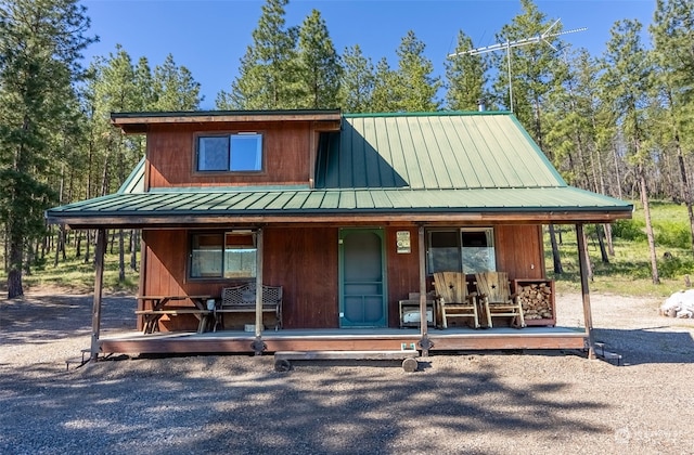 country-style home with a porch