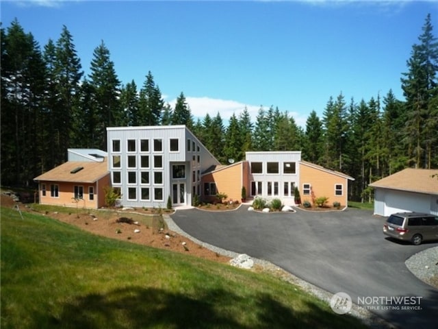 view of front of house featuring a garage and a front yard