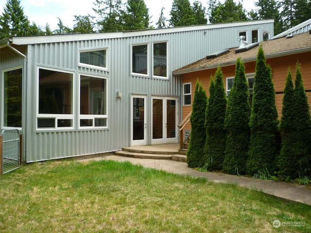 back of house featuring a lawn