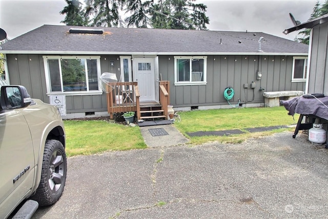 view of front of house with a front lawn