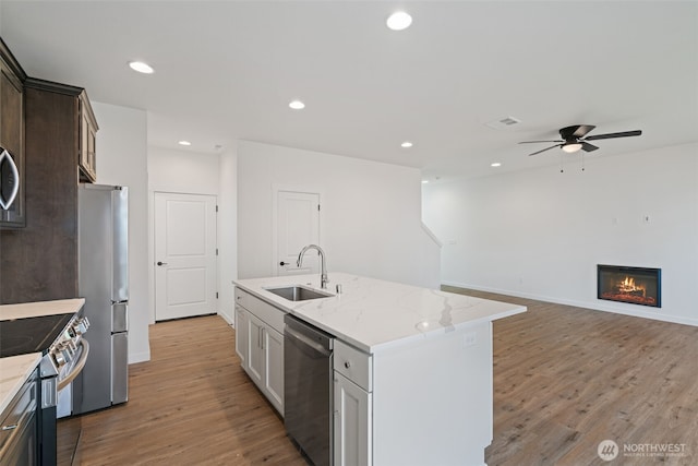11118 NE 91st Ave, Vancouver, WA 98662 - kitchen featuring an island with sink, stainless steel appliances, light wood finished floors, a sink, and a ceiling fan
