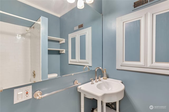 bathroom featuring sink and tiled shower / bath combo