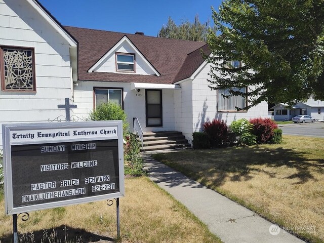 view of front of home featuring a front lawn