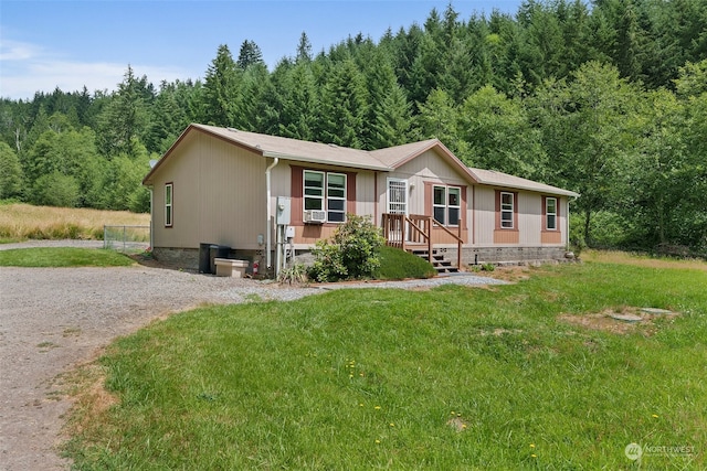 manufactured / mobile home with a front lawn