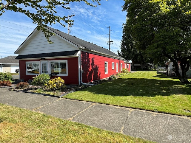 view of front of home featuring a front lawn