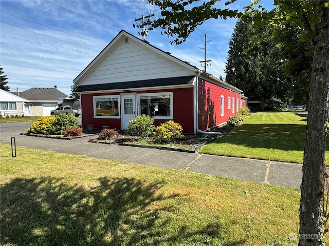 bungalow-style house featuring a front lawn