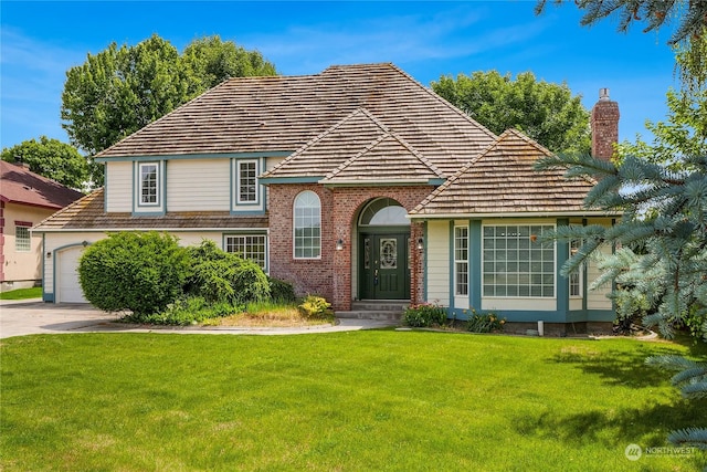 view of front of property featuring a front yard