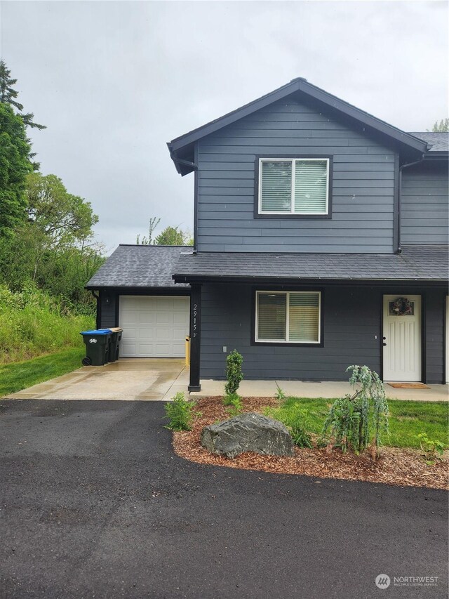 view of front property featuring a garage