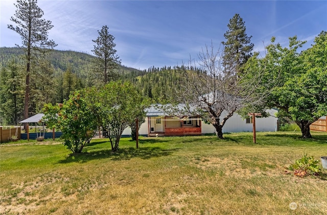 view of yard with a mountain view