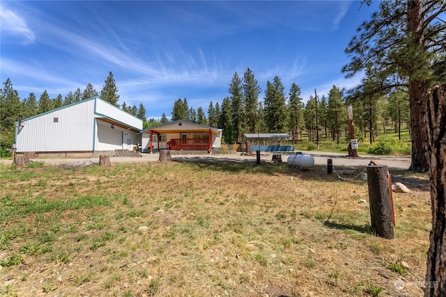 view of yard with an outbuilding and a garage