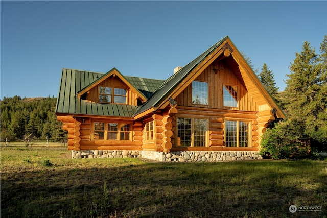 cabin featuring a front lawn