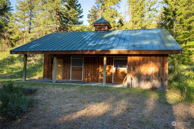 view of front facade featuring an outbuilding