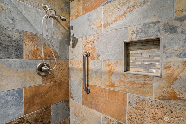 room details featuring a tile shower