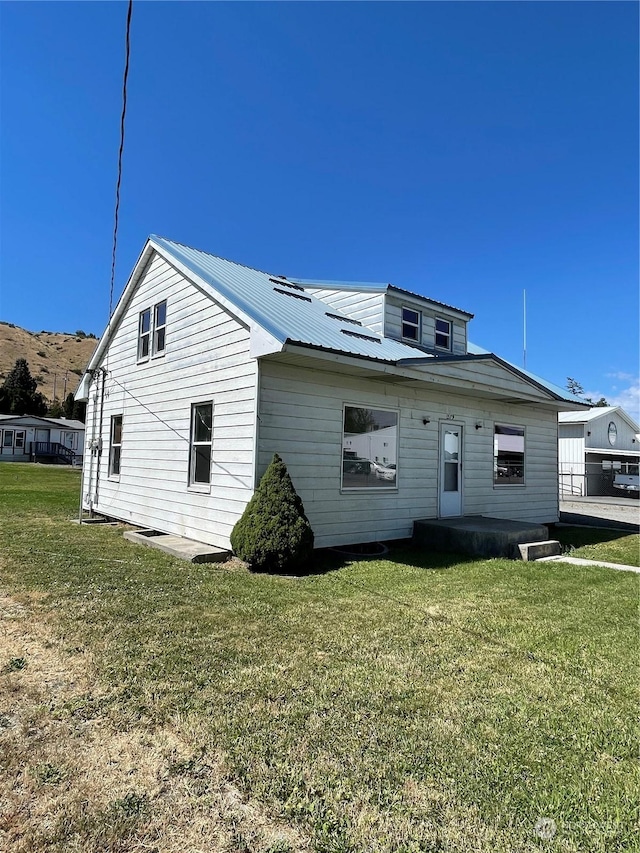 1579 2nd Ave N, Okanogan, WA 98840 - view of front facade featuring a front yard and metal roof