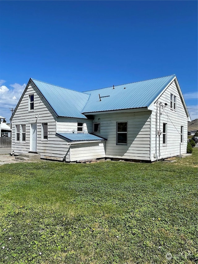 1579 2nd Ave N, Okanogan, WA 98840 - back of property featuring a yard and metal roof