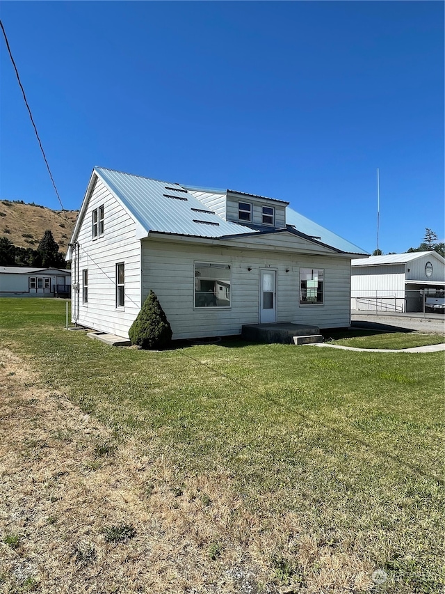 view of front of home featuring a front lawn