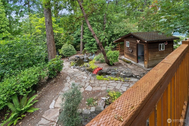 view of yard featuring an outbuilding