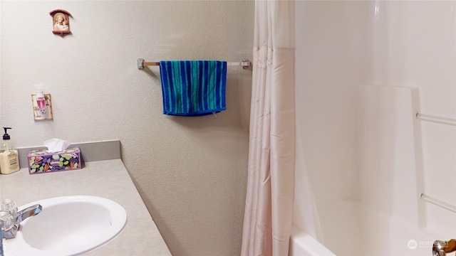 bathroom featuring sink and shower / bath combo