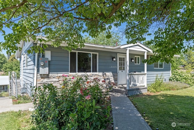 view of front of home featuring a front lawn