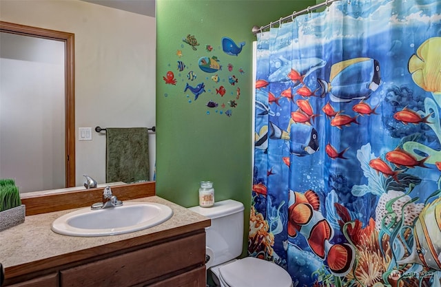 bathroom with a shower with shower curtain, vanity, and toilet