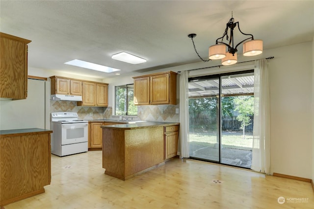 kitchen featuring kitchen peninsula, a skylight, tasteful backsplash, electric stove, and pendant lighting