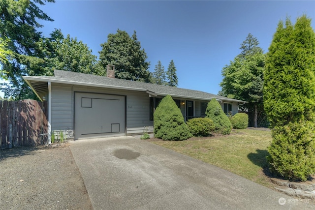 single story home with a front lawn