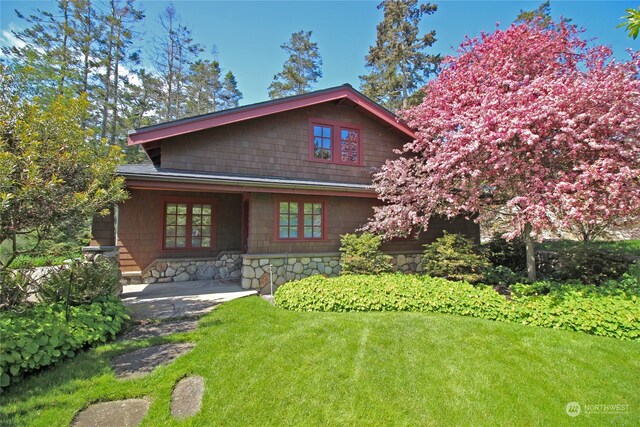 view of front facade featuring a front yard