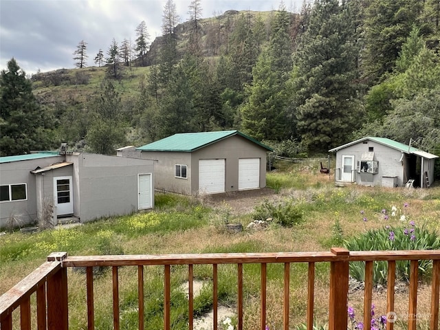 view of yard with an outdoor structure and a garage