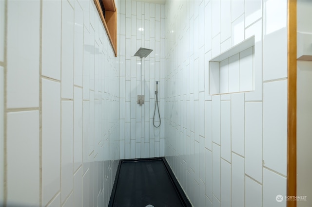 bathroom featuring tiled shower