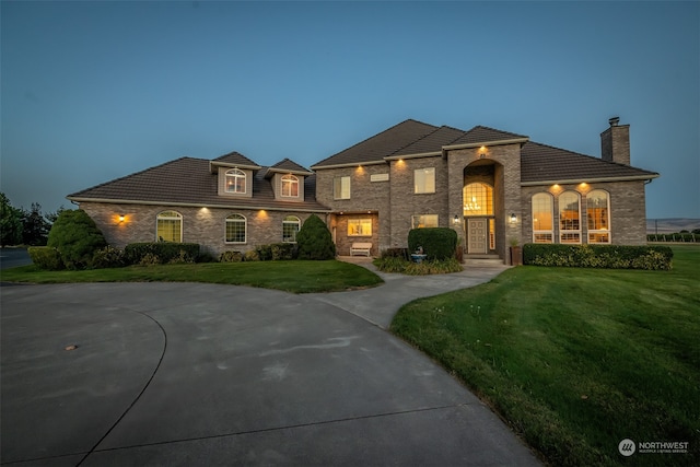 view of front of house featuring a lawn