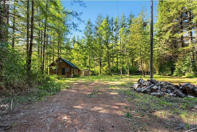 view of yard featuring an outdoor structure