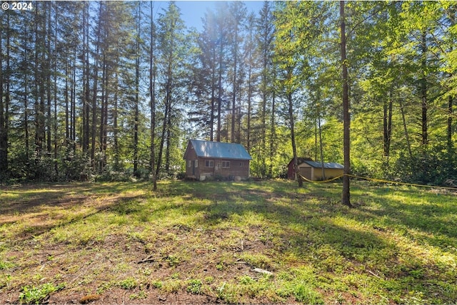 view of yard with an outdoor structure