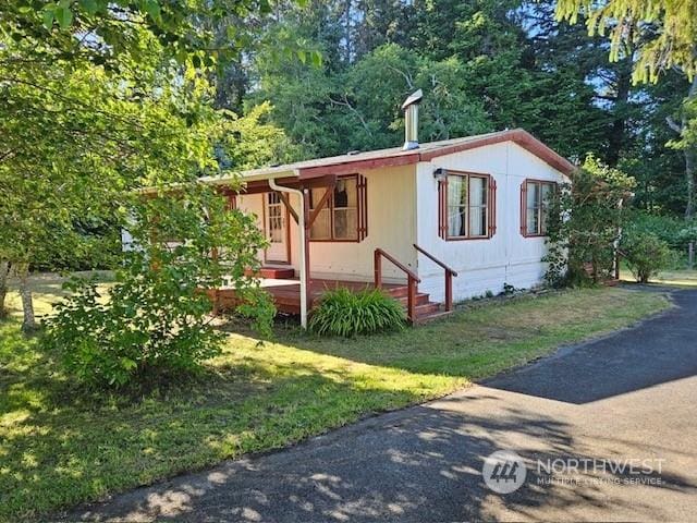 manufactured / mobile home featuring a front yard