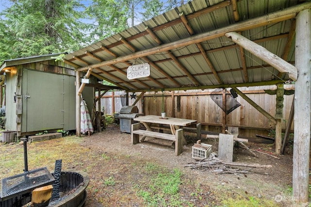 view of yard featuring an outbuilding