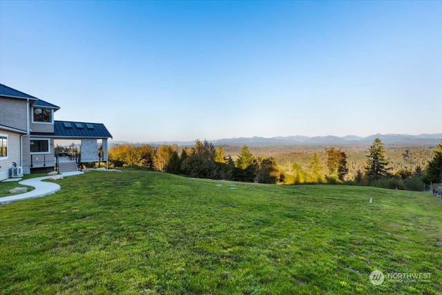 view of yard featuring a mountain view