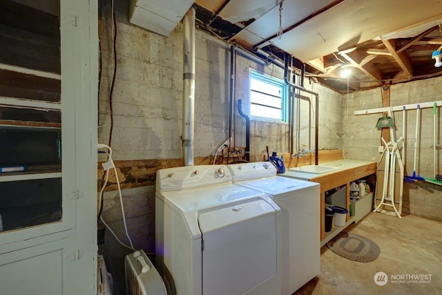 washroom featuring washing machine and clothes dryer