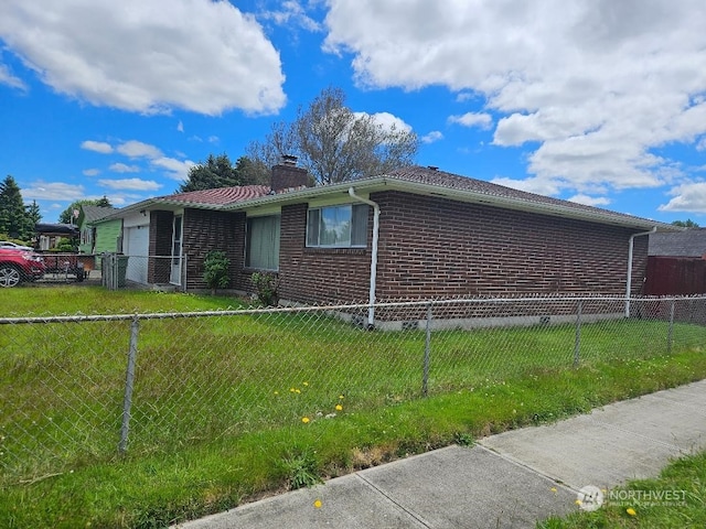 view of front of property featuring a front yard