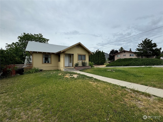 view of front facade with a front lawn