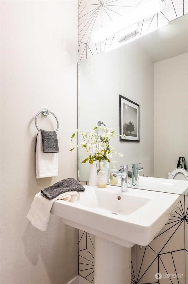 bathroom featuring sink