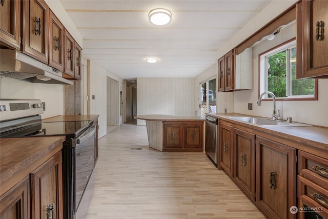 kitchen featuring appliances with stainless steel finishes, light hardwood / wood-style flooring, and sink