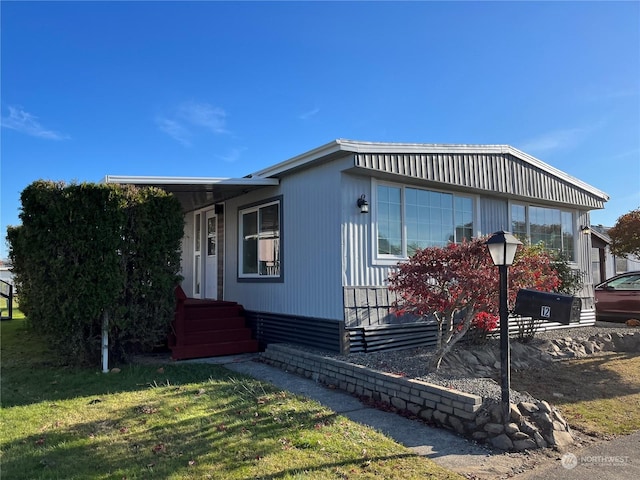 view of front of home with a front lawn