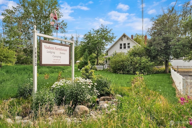 community / neighborhood sign featuring a lawn