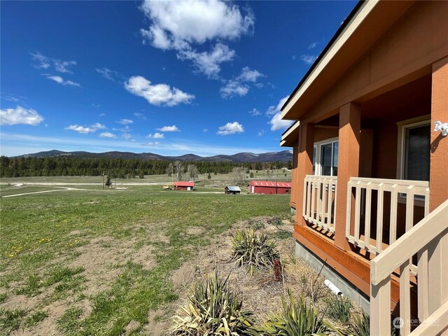 view of yard featuring a mountain view