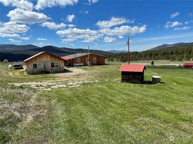 view of yard featuring a mountain view