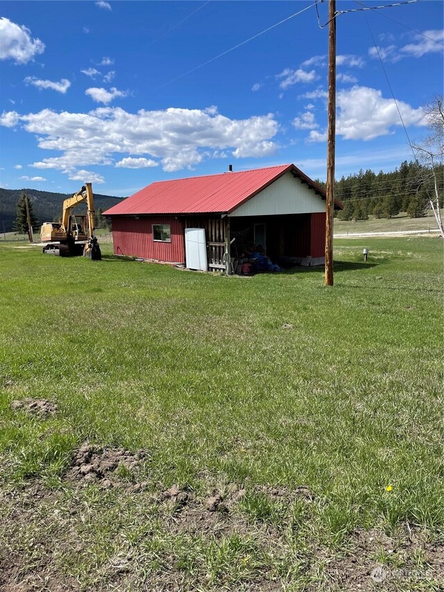 view of yard with an outdoor structure