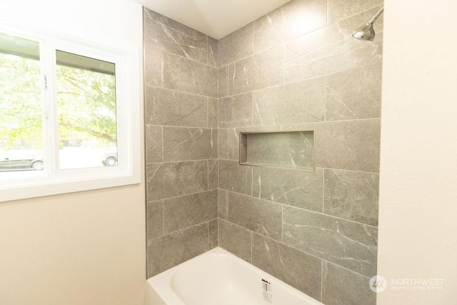 bathroom with tiled shower / bath