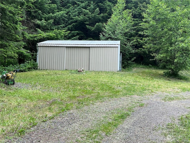 view of yard with an outbuilding