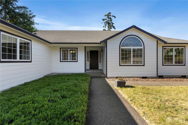 single story home with a front lawn