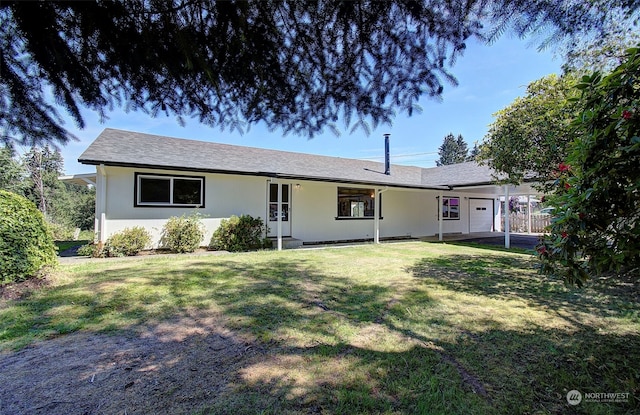 single story home featuring a front lawn