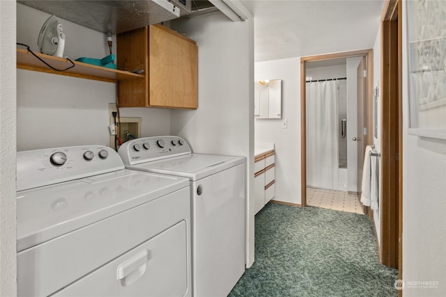 washroom featuring cabinets, carpet, and washing machine and clothes dryer